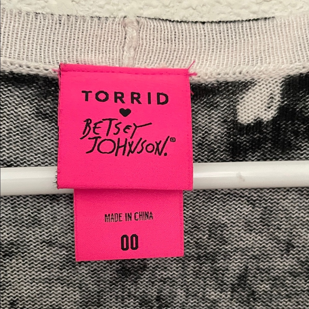 Betsy Johnson - Torrid Black Skull Print Women's Sweater - Picture 3 of 6